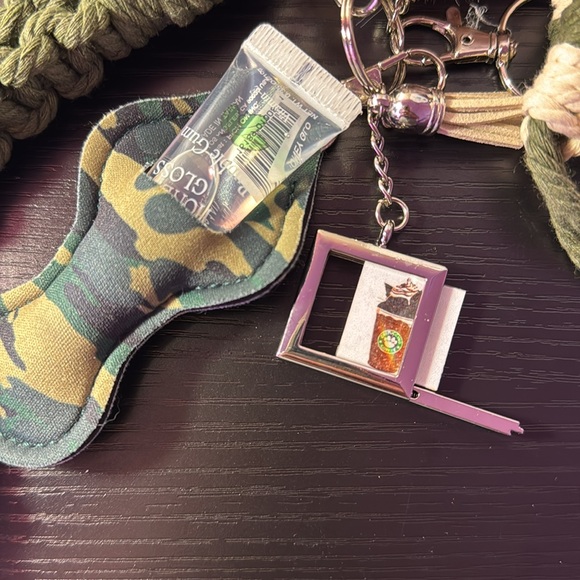 Keychain/Accessory Gift Set - Picture 4 of 6